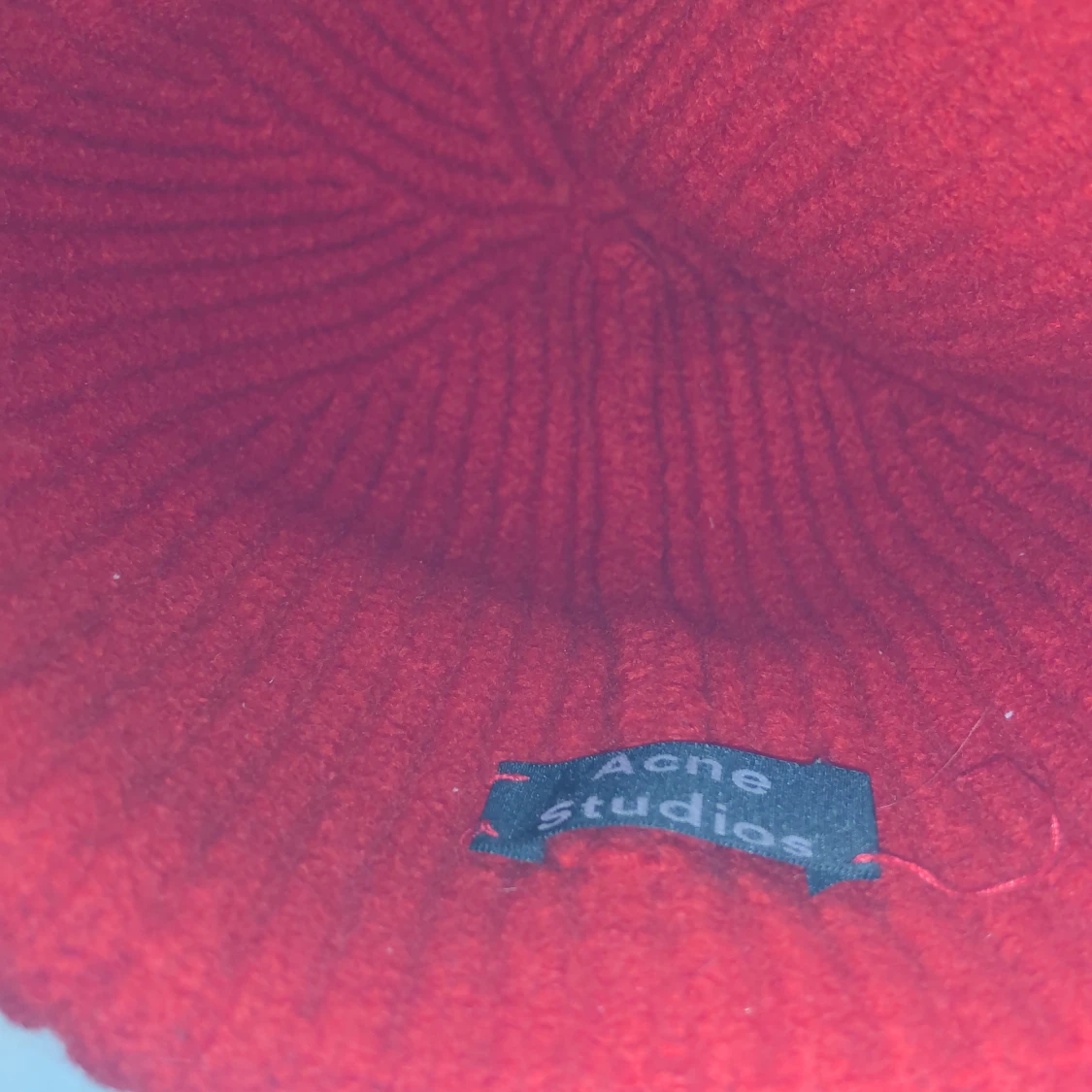 Röd acne mössa - 90