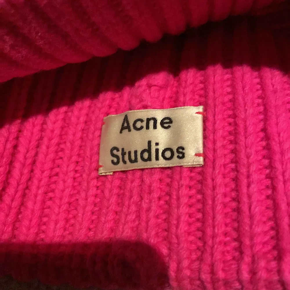 Rosa acne studios mössa i 100% ull. Accessoarer.