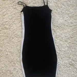 svart klänning med vita sträck på kanterna❤️