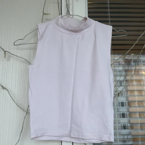 Crop top - Kort linne med liten polo krage 