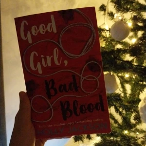 Good girl bad blood - Läser fortfarande den här, o assså älskarrr!!! Köpte i somras och kostade runt 160kr. Den är i bra skick, lite vikt vid sidan men annars felfri. Skriv till mig vid frågor ❤️