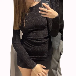 Svart glitter klänning  - Jätte fin klänning perfekt till nyår, använd en gång!😍