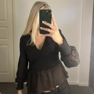 Svart blus! - Supersöt svart blus, säljer då den inte kommer till användning💕