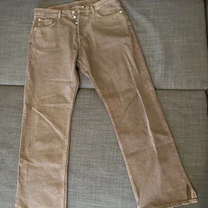 Oversized jeans från weekday - Säljer ett par jeans från weekday i storlek 34. Använda en gång