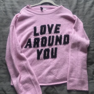 Rosa tröja - Säljer denna jätte fina populära rosa tröjan med text ifrån hm💓