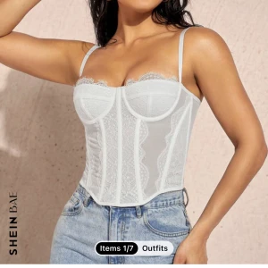 Snygg topp - Säljer denna jätte fina toppen som är för liten för mig.❤️❤️har aldrig använts prislappen är kvar❤️💕💓