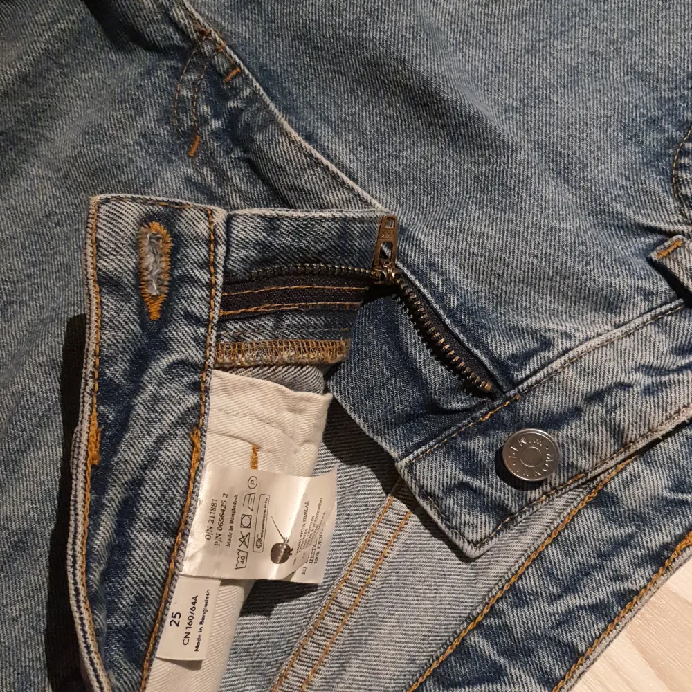 snygga jeansshorts i stl S!!🔥 fint skick :). Shorts.