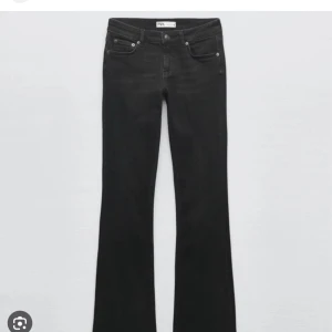 Jenase - Säljer mina populära lågmidjade jenas från zara. De är i bra skick och low waist. Tryck inte på köp nu☺️