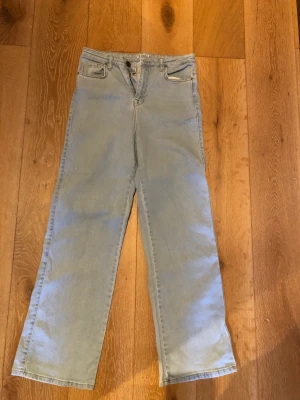 Jeans - Raka jeans från Madlady, använda 4-5 gånger  Köparen står för frakten