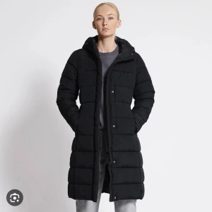 Vinter jacka - Varm jacka från lager 157 som funkar som både vinter jacka och höst jacka. Säljer då jag inte har någon användning för den längre. Jackan är som ny så inga slitningar eller liknande.