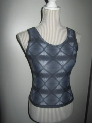 Casall träningstopp / fint skick Stl 36 /S  - Casall i Stl S / 36  vintage topp i elastisk material  Jättefint skick ! 