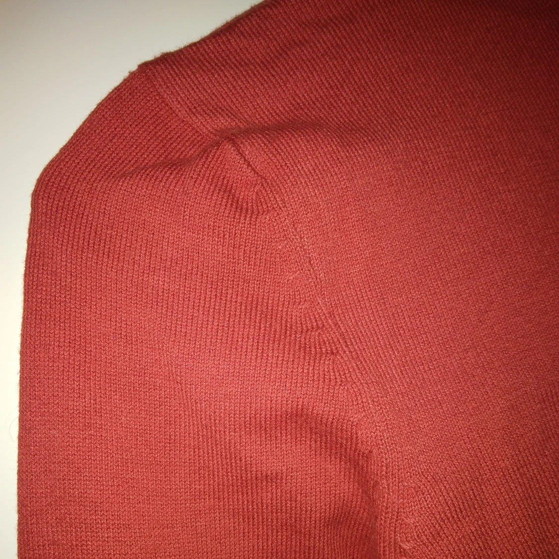 Röd v-ringad tunnare stickad tröja. Strlk: XS. Bomull. Gott skick. - 2