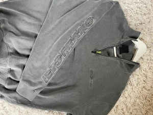 Urban outfitter sweatshirt  - Aldrig använt denna skitsnygga zip up sweatshirten från Urban outfitter. Köpt för 600 säljer för 200.