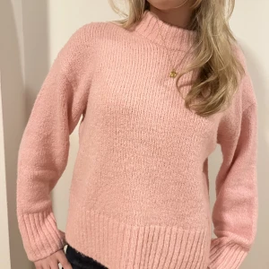 Stickad tröja - Supersöt stickad tröja!!💗Sååå skön och varm också!💕Använd fåtal gånger och är i väldigt fint skick!!❤️Skriv privat unnat du trycker på köp nu!!💗💗