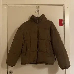 Säljer en brun vinter jacka från Pull&Bear i storlek S! Köpte den för två år sen men ser oanvänd ut🤎