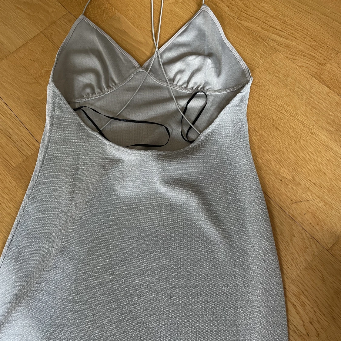 Tajt silverglittrig kort klänning med öppenrygg - 91