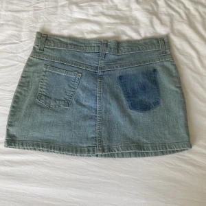 Jeans kjol - Super fin jeanskjol som tyvärr aldrig är använd🌸 säljer då det inte rikigt är min stil🌸 den är en ficka i bak och ”lite randig” i materialet🌸passar S/M beroende på hur man vill att den ska sitta🌸