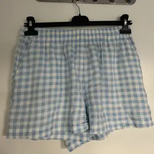 Rutiga pjamas shorts.