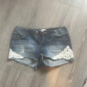 säljer dessa snygga jeansshorts i storlek M. 