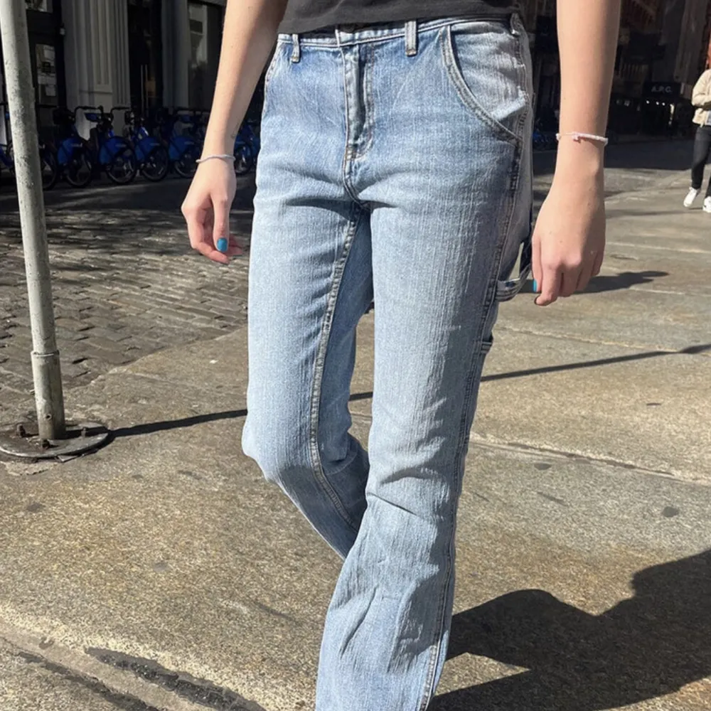 Säljer nu mina jeans från Brandy Melville som är sååå snygga. Det är one size men skulle nog säga att de är som en S. Kontakta mig vid frågor eller fler bilder!💗. Jeans & Byxor.