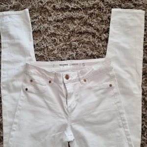 Vita jeans - Jeans från cubus med medelhög midja. Använda, men i gott skick. Benlängd i innermått 76 cm.
