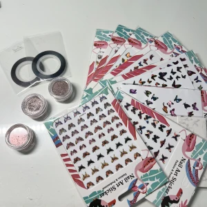 Nagel dekorationer  - Massor med klistermärken och glitter! Perfekt om du ska börja med naglar!   Klistermärke 20kr/st, alla (13st) för 110kr.   Glitter 35kr/st eller alla (3 st) för 100kr.   Tejprullarna 10kr/st eller båda för 15kr.   ALLT FÖR 200kr. 