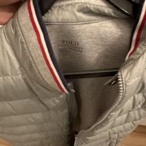 Polo Ralph Lauren väst strl M - Är knappt använd och är i mycket bra skick 