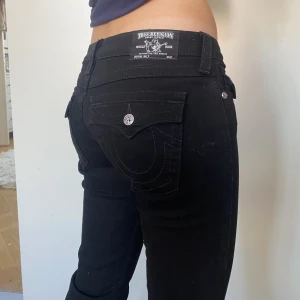 True religion jeans  - Helt oanvända true religion jeans i storlek 28! Skitsnygga svarta lågmidjade jeans. Midja: 40 cm och total längd: 108 cm. (Min syster på bilden är 173 som referens)