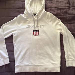 Säljer denna Gant hoodie, relativt bra skick💕Nypris: 1000kr