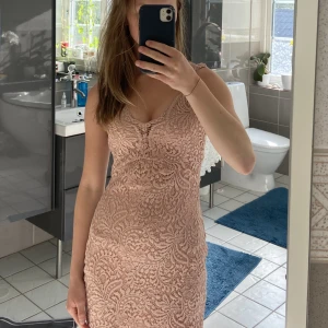 Supersöt klänning med spets! - Söt klänning inför sommar som passar inför många olika tillfällen! Den kan enkelt kläs upp med kavaj eller en jeansjacka men även skitsnygg till en tjocktröja Oanvänd