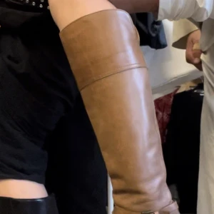 Bruna stövlar  - Säljer dessa bruna höga stövlar. Storlek 38 skicka för fler bilder 