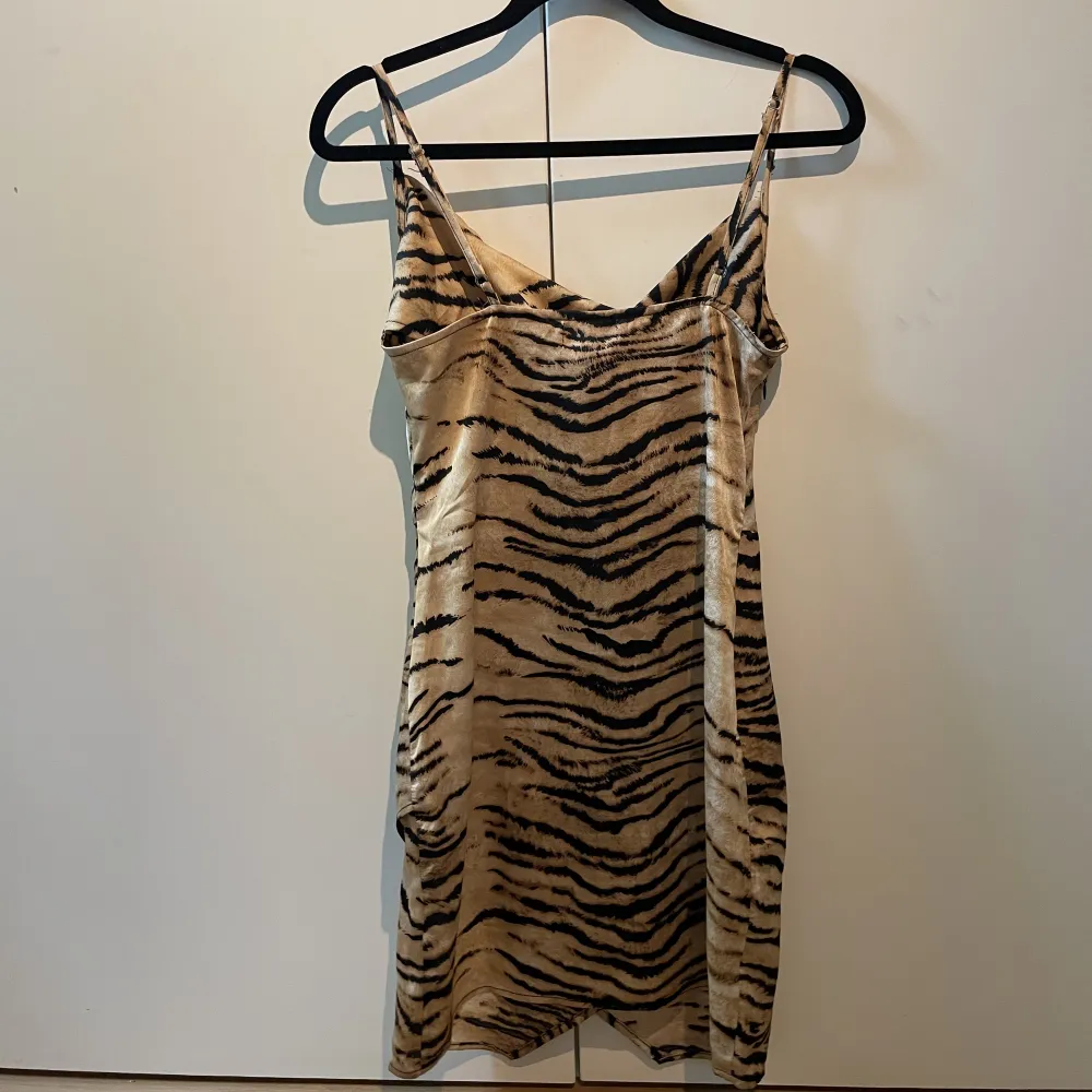 Så fin klänning i zebra mönster. Axelbanden går att justera längd på. Har en dragkedja på sidan o inga defekter 💞. Klänningar.