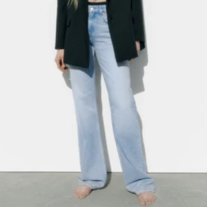 Zara jeans - Jeans från zara! Glömde returnera i tid och zara vägrar ta tillbaks dom… superfina men för långa för mig! Nypris 400kr💕