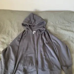 Jag säljer denna gråa hoodien från hm eftersom att den inte kommer till användning.  Den är lite oversized för mig som är S. I väldigt fint skick  🥰 