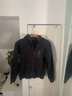 Sail racing zip hoodie - Säljer min gamla tröja. Den är helt ok skick men är fortfarande väldigt snygg och bekväm 