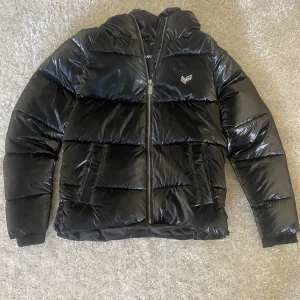 Svart Lack-Jacka  - Jackan är köpt från Zalando i oktober 2022. Köpt för 1100 kr.