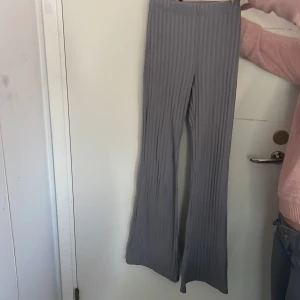 Utsvängda taights - Grå ribbade taights, i väldigt mjukt och skönt material.