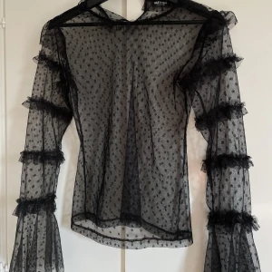 Fest topp - Denna sjukt snygga fest eller vardagstopp som är genomskinlig. Så snygg med ett linne under eller bara BH🤗❤️   Storlek 34