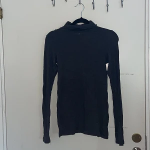 Grå polo - En väldigt skön polo som tyvärr har gått sönder lite längst ner på ärmen.