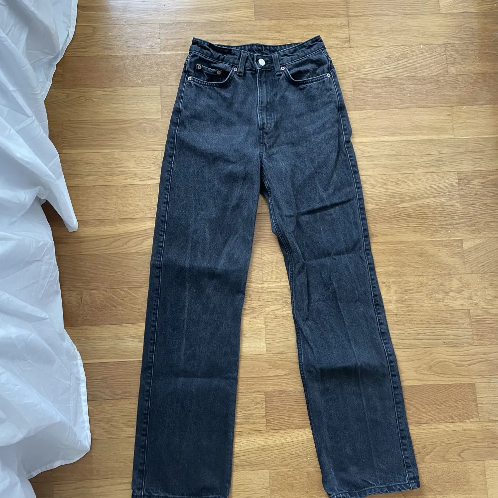 Svarta/urtvättat svarta jeans från weekday i modellen ”Row”. I superfint skick!. Jeans & Byxor.