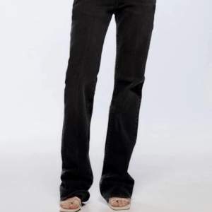 Säljer dessa bootcut zara jeans i grå/svart färg!