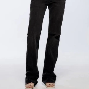 Zara jeans - Säljer dessa bootcut zara jeans i grå/svart färg!