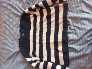 Stickad randig tröja - Stickad randig tröja i blå och vit från Monki. Den är ganska nopprig och syns att den har varit använd. 