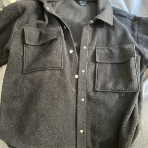 Svart kappa - Jag säljer min knappt använda kappa från Gina Tricot. Den är väldigt skön och matchar till exakt allt men kommer tyvärr för sällan till användning hos mig. Köpare står för frakt. Pris kan diskuteras