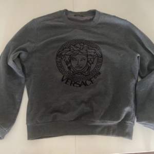 Helt oanvända Versace sweatshirt. Pris kan diskuteras vid snabb affär.