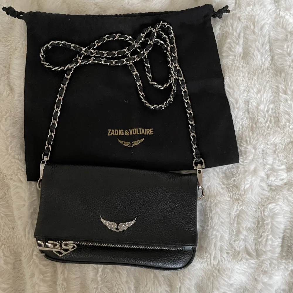 Säljer min så fina Zadig väska i modellen Rock Nano(lilla). Den har inga synliga slitningar och är använd väldigt få gånger. Bandet är crossbody och går även att ta av💕Köpt för 2250kr på NK Stockholm.. Väskor.