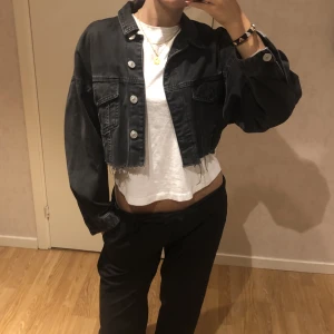 Jeansjacka - Jeansjacka från zara i nyskick, kortare model 