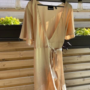 Silkes klänning från PIECES - Super fin och aldrig använt silkes klänning från PIECES. Tyvärr passar den inte längre så som den gjorde när jag provade på den och valde att behålla.🥰  