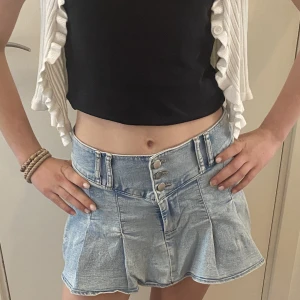 Jeans kjol - Ass cool kort-Lågmidjad jeanskjol.  Knappt använd! 