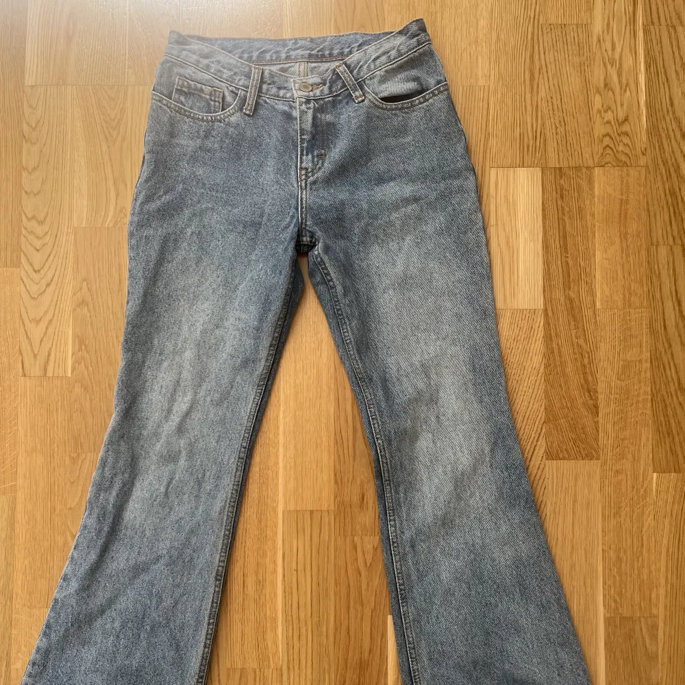Lågmidjade jeans från brandy Melville, säljer då de inte kommer till någon användning. Nypris: 462kr, säljer för 250. Jeans & Byxor.